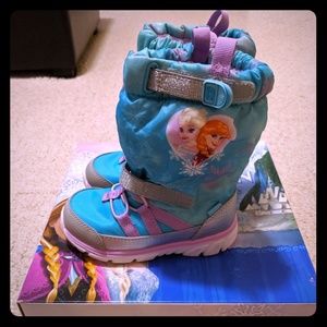 Stride Rite made to play sneaker boots size 7